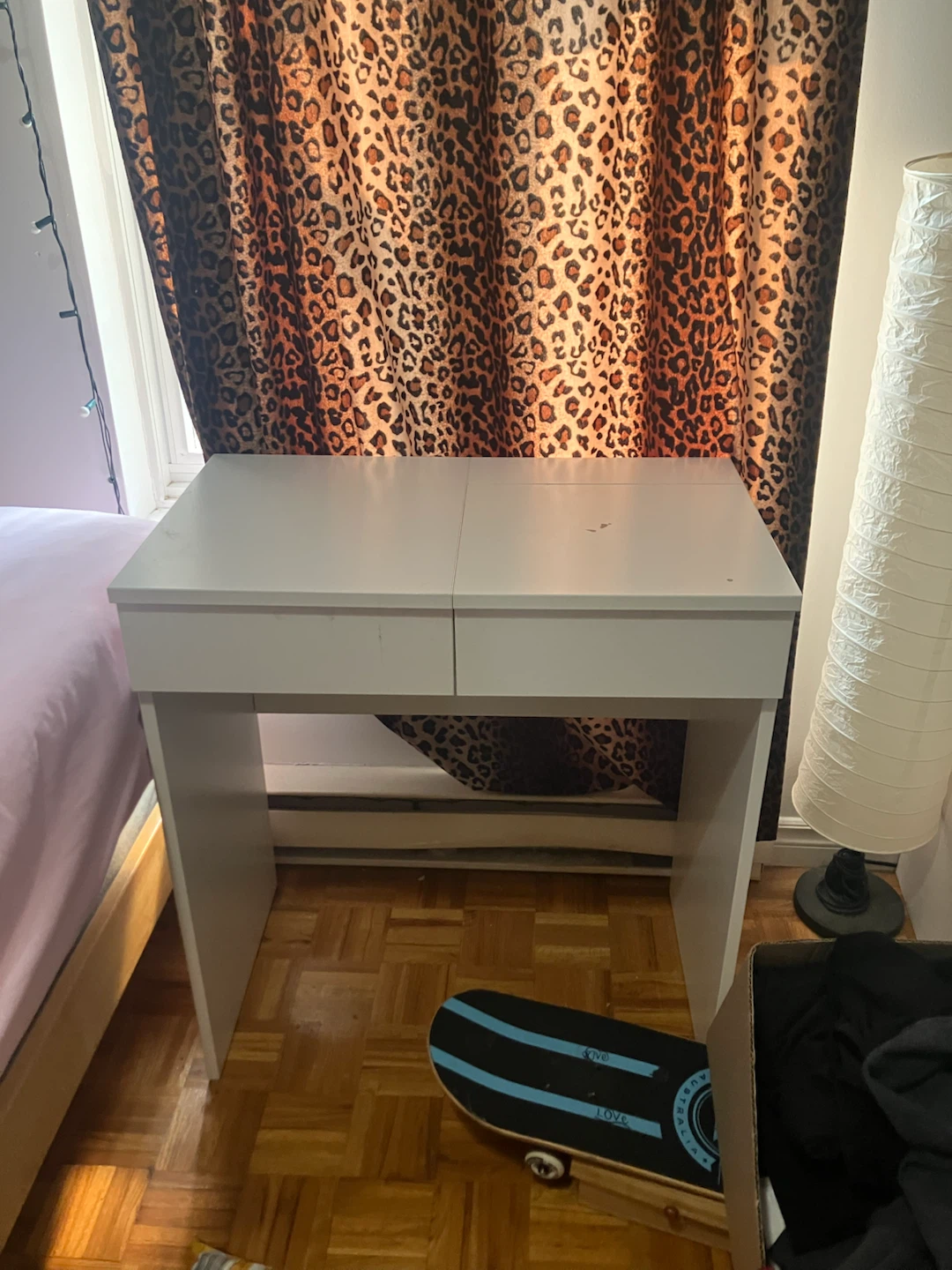 Table de maquillage blanche avec miroir et tiroirs