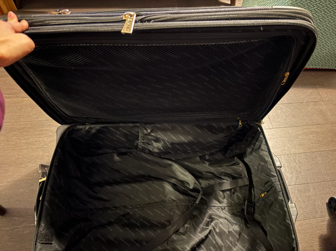 London Fog Luggage - Black Softside Spinner Suitcase - photo 4
