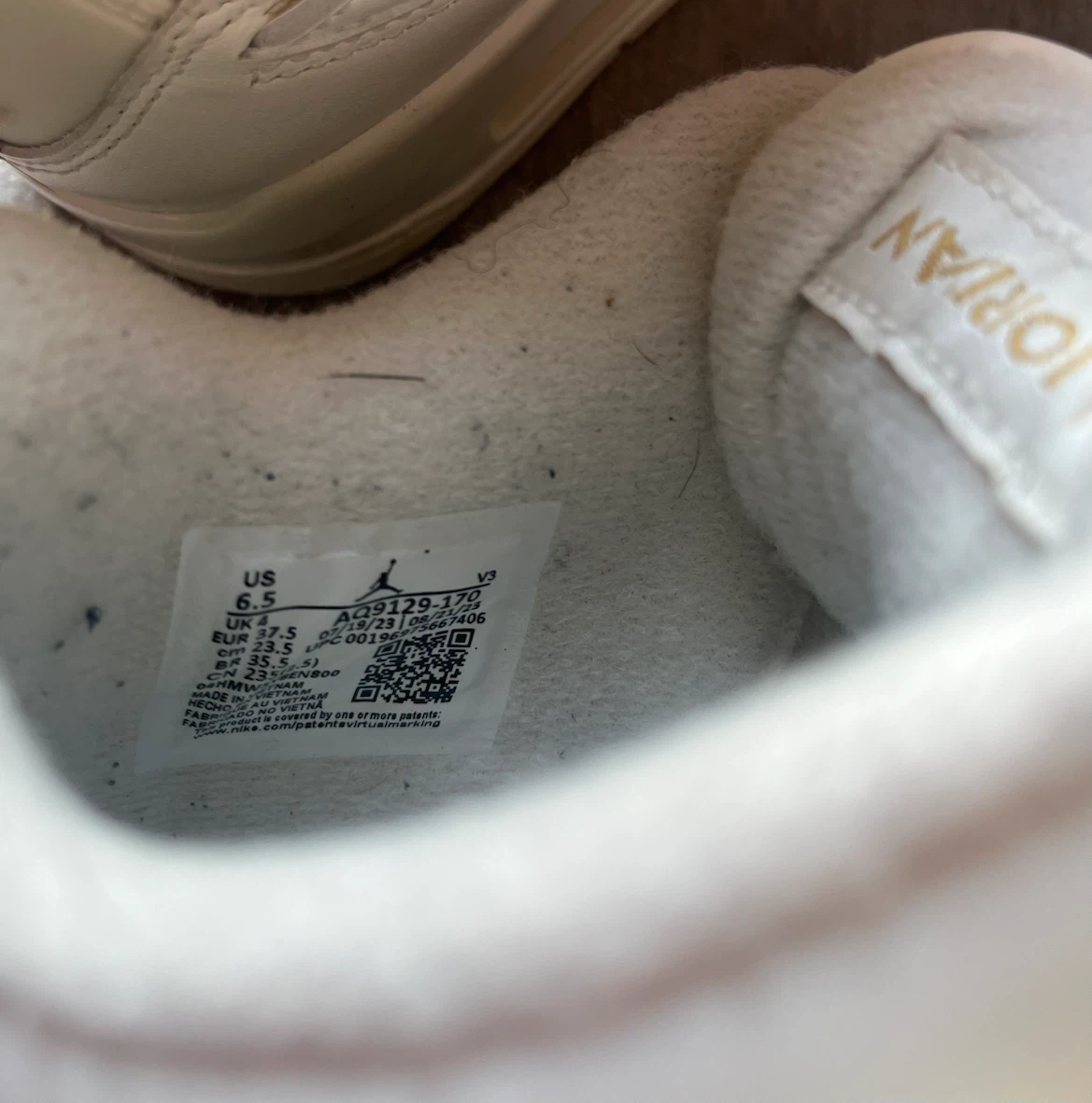 Air Jordan 4 Retro White Gold Sneakers - photo 4