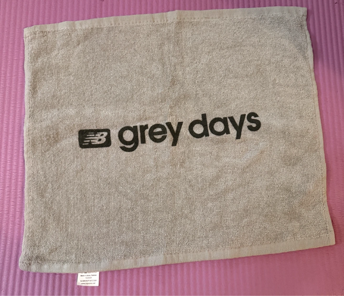 NEW✨New Balance Grey Days Towel