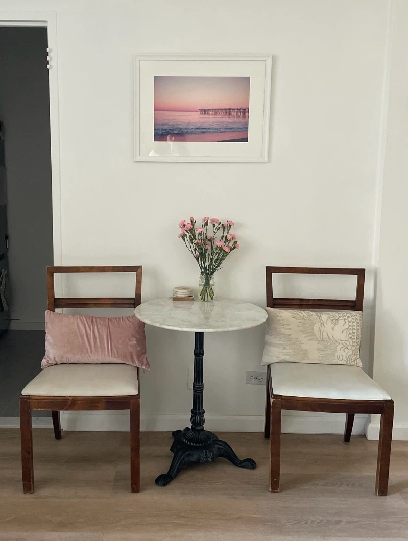 2 throw pillows