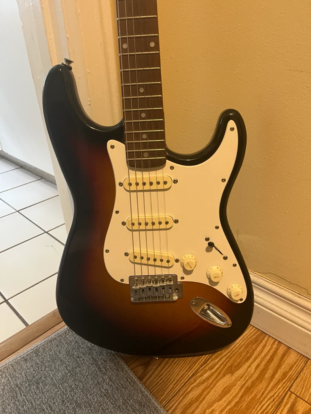Vintage Squier Stratocaster Electric Guitar Sunburst - photo 2