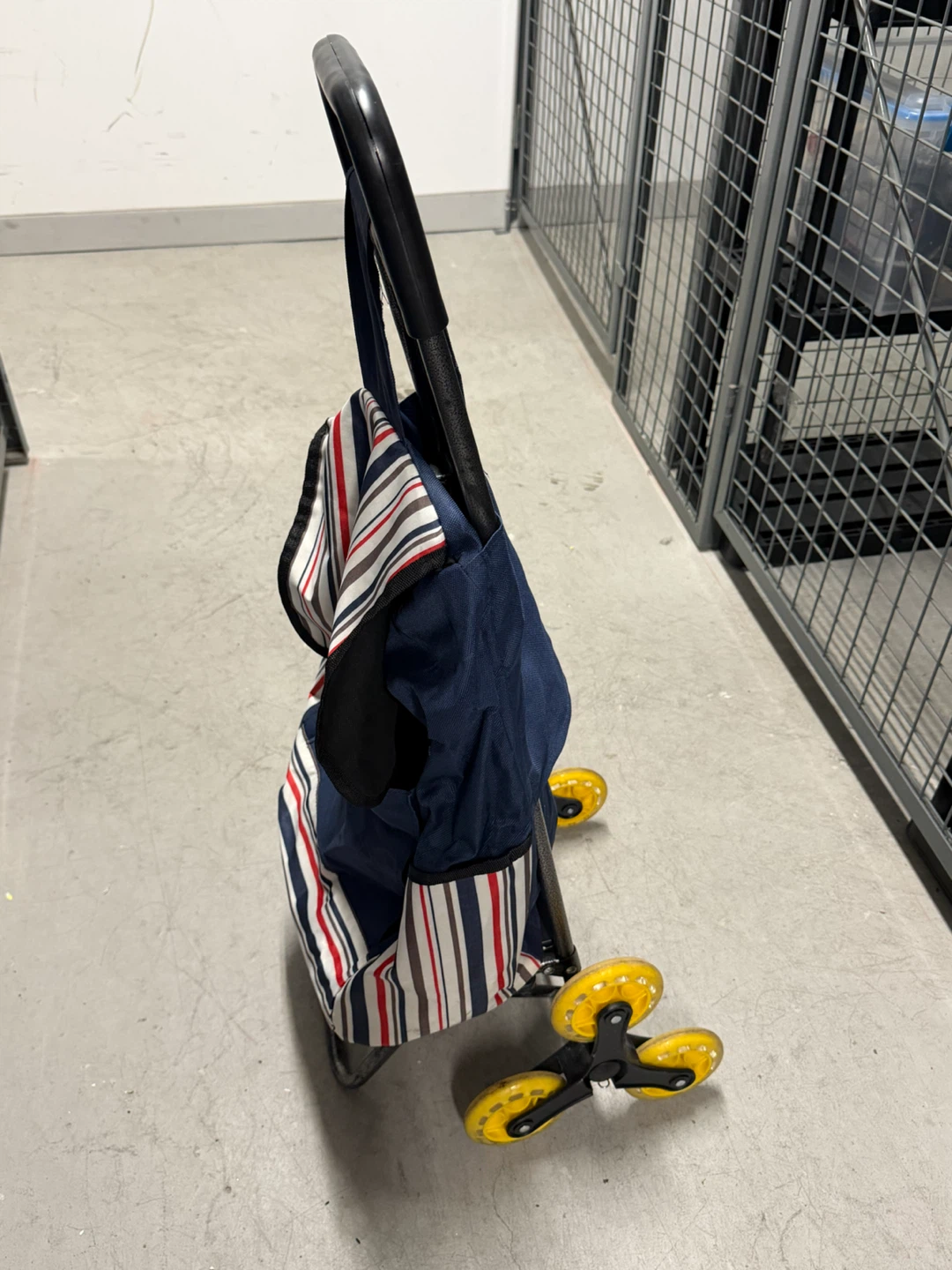 Shopping Cart with 6 Wheels - photo 2