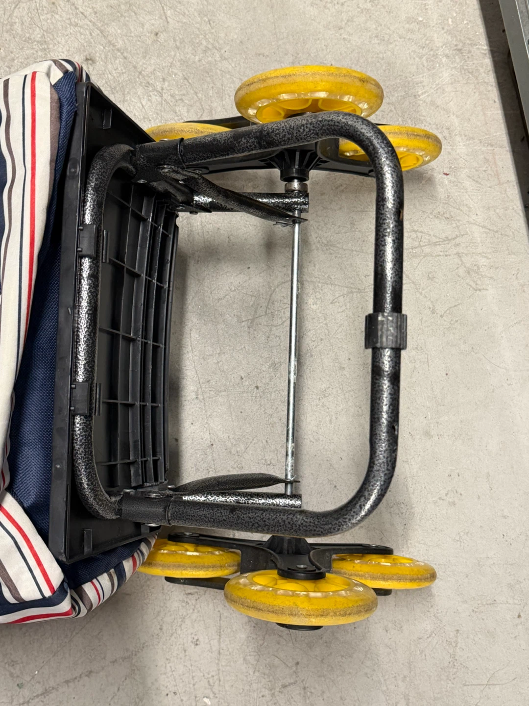Shopping Cart with 6 Wheels - photo 3