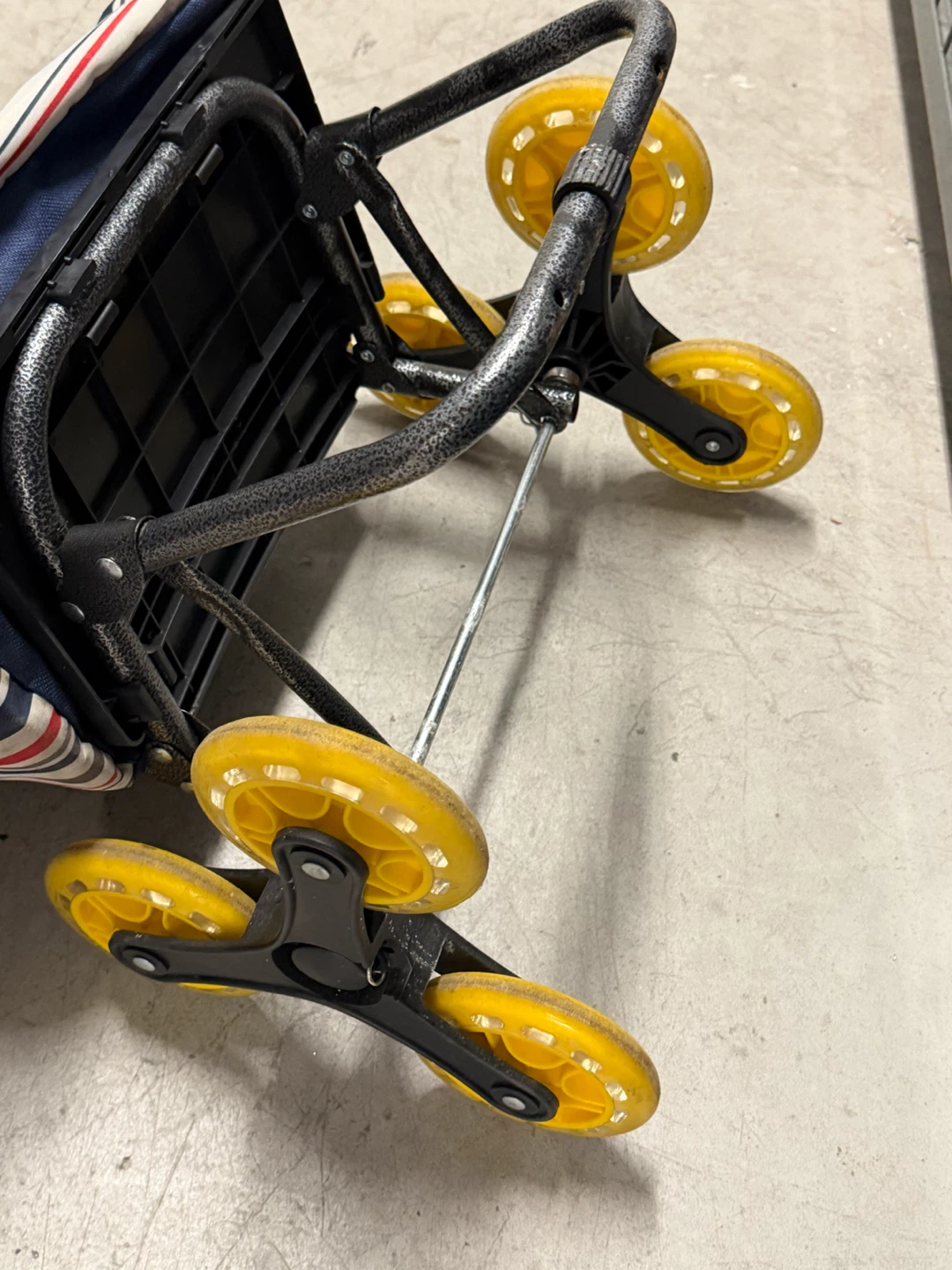 Shopping Cart with 6 Wheels - photo 4