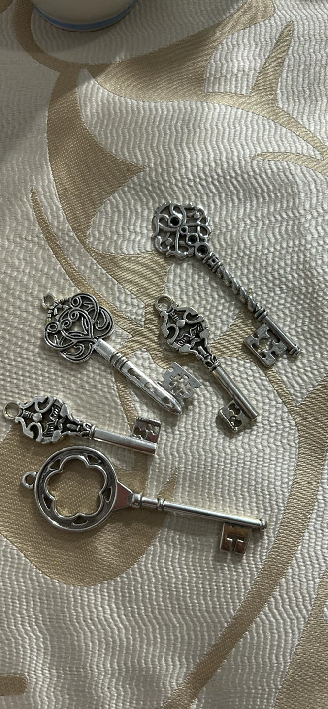 Set of 5 Vintage Skeleton Keys Charms - photo 2