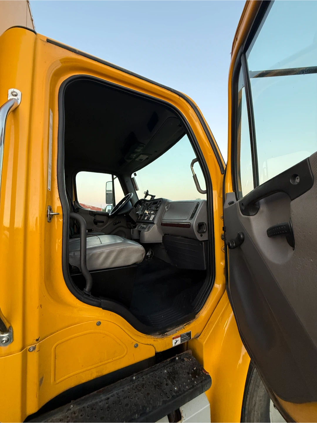 Freightliner Box Truck - photo 2