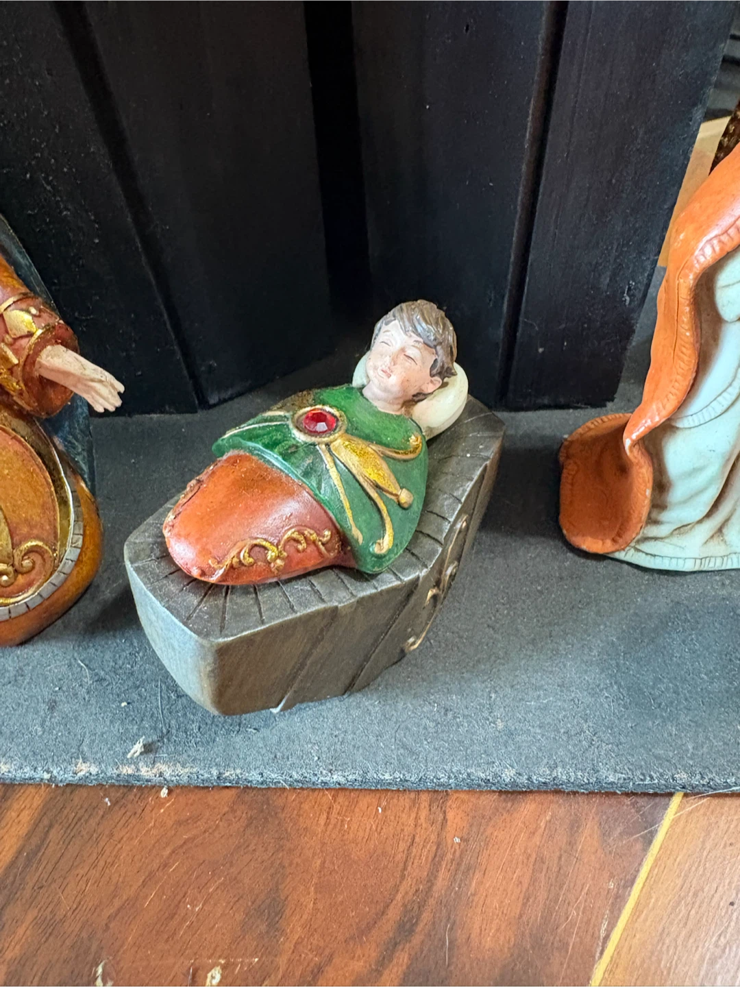 Nativity Scene with Figures and Stable - photo 4
