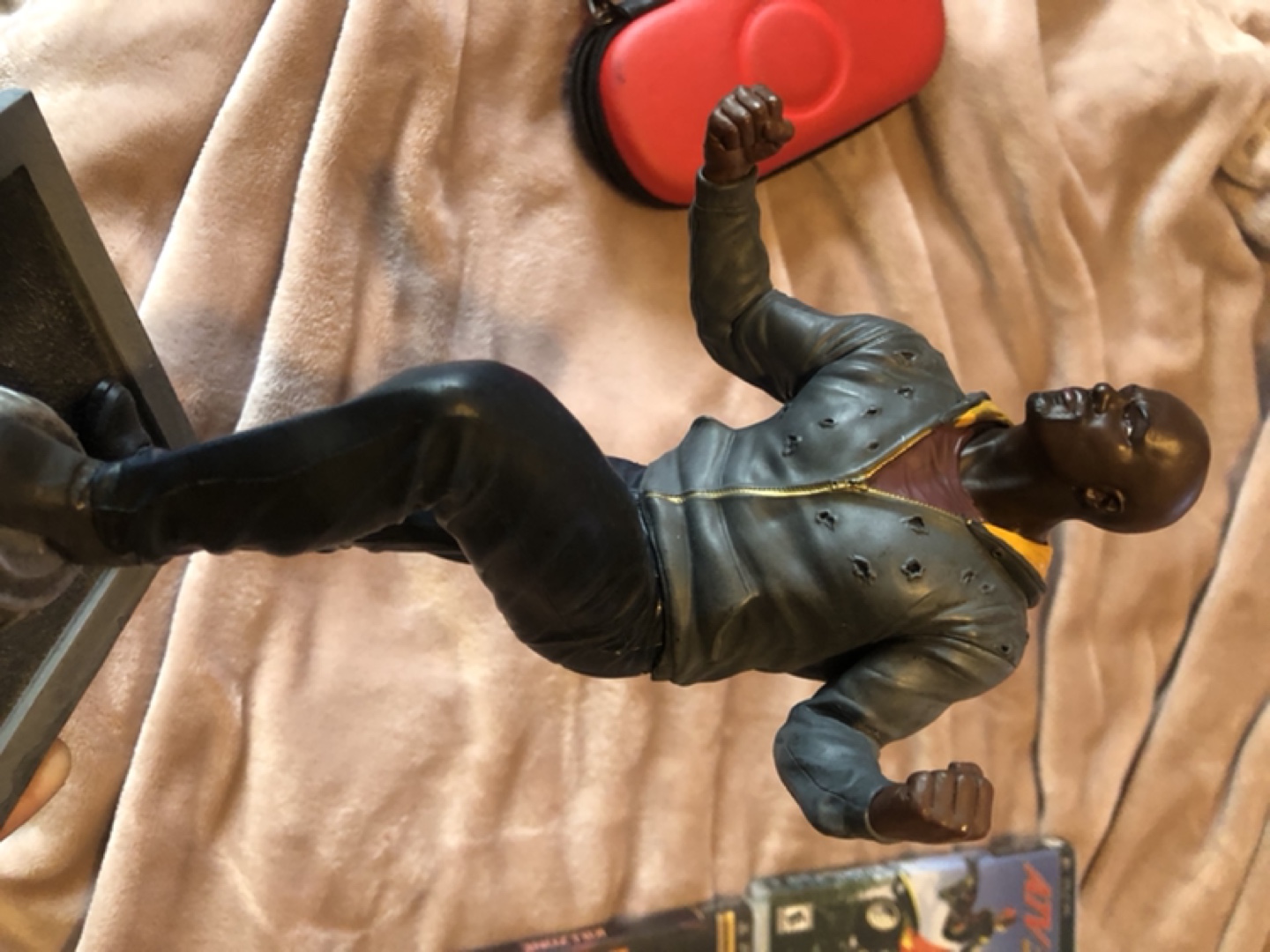 Luke Cage statue - photo 2