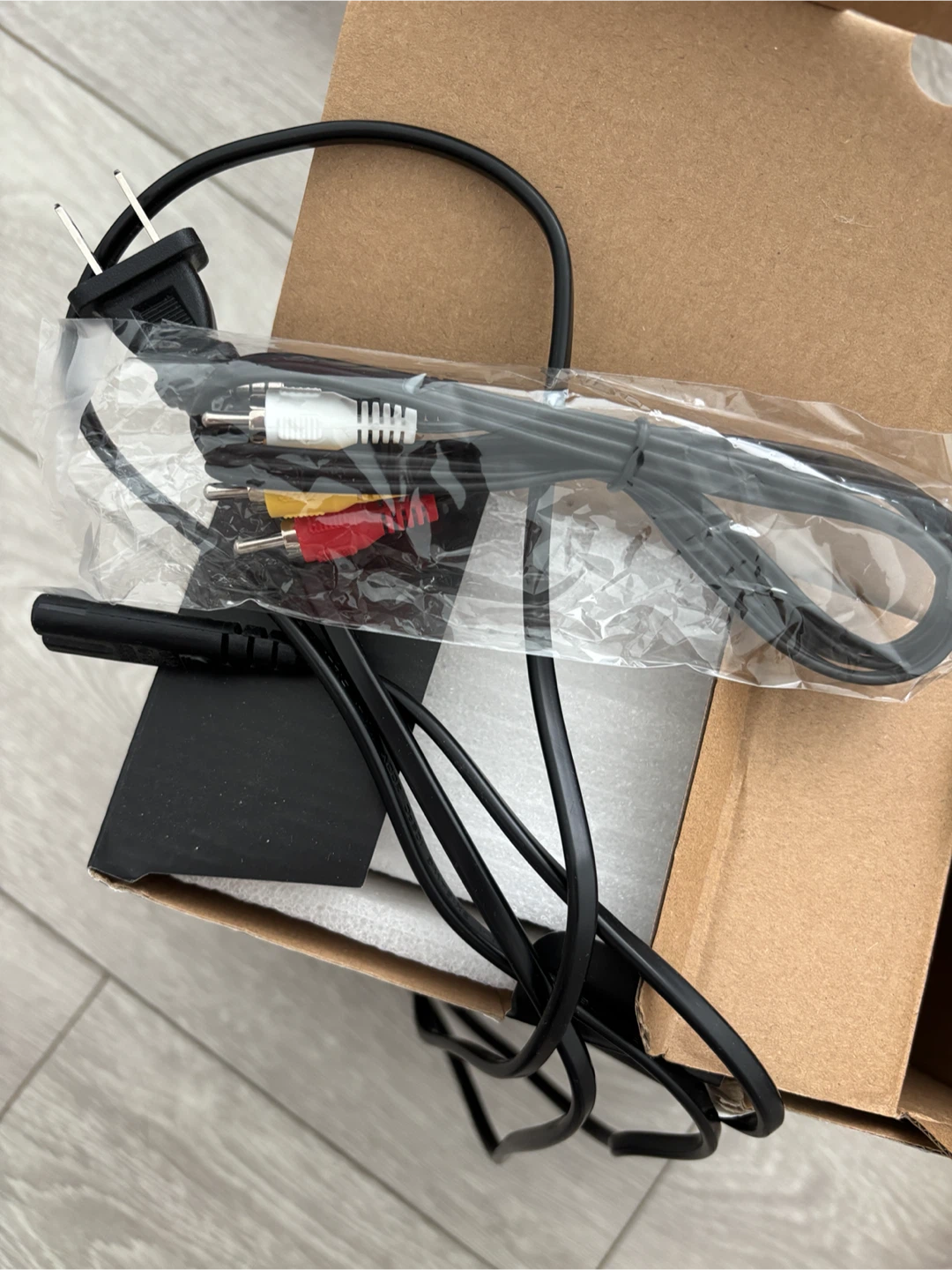 Hiwoly LCD Projector with Cables - photo 2
