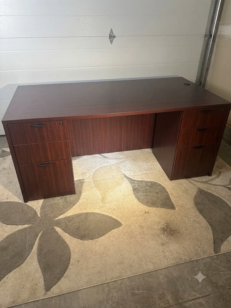 Executive Mahogany Desk – Spacious & Professional
