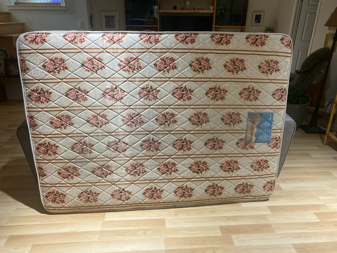 Un matelas 54 pcs en bon état à donner.