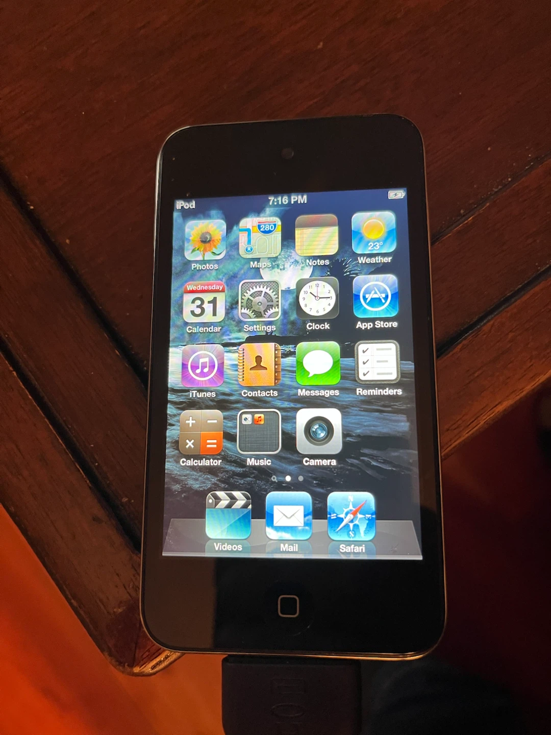 Apple iPod Touch 32GB is loaded with 670 songs + cord