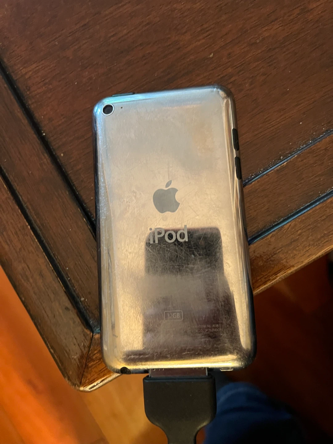 Apple iPod Touch 32GB is loaded with 670 songs + cord - photo 2