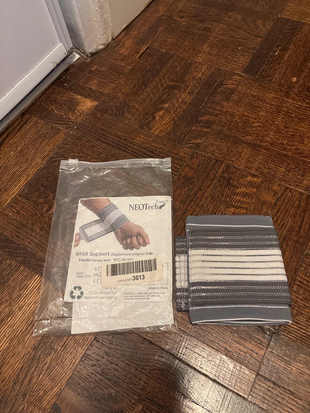 NEO Tech Wrist Support M