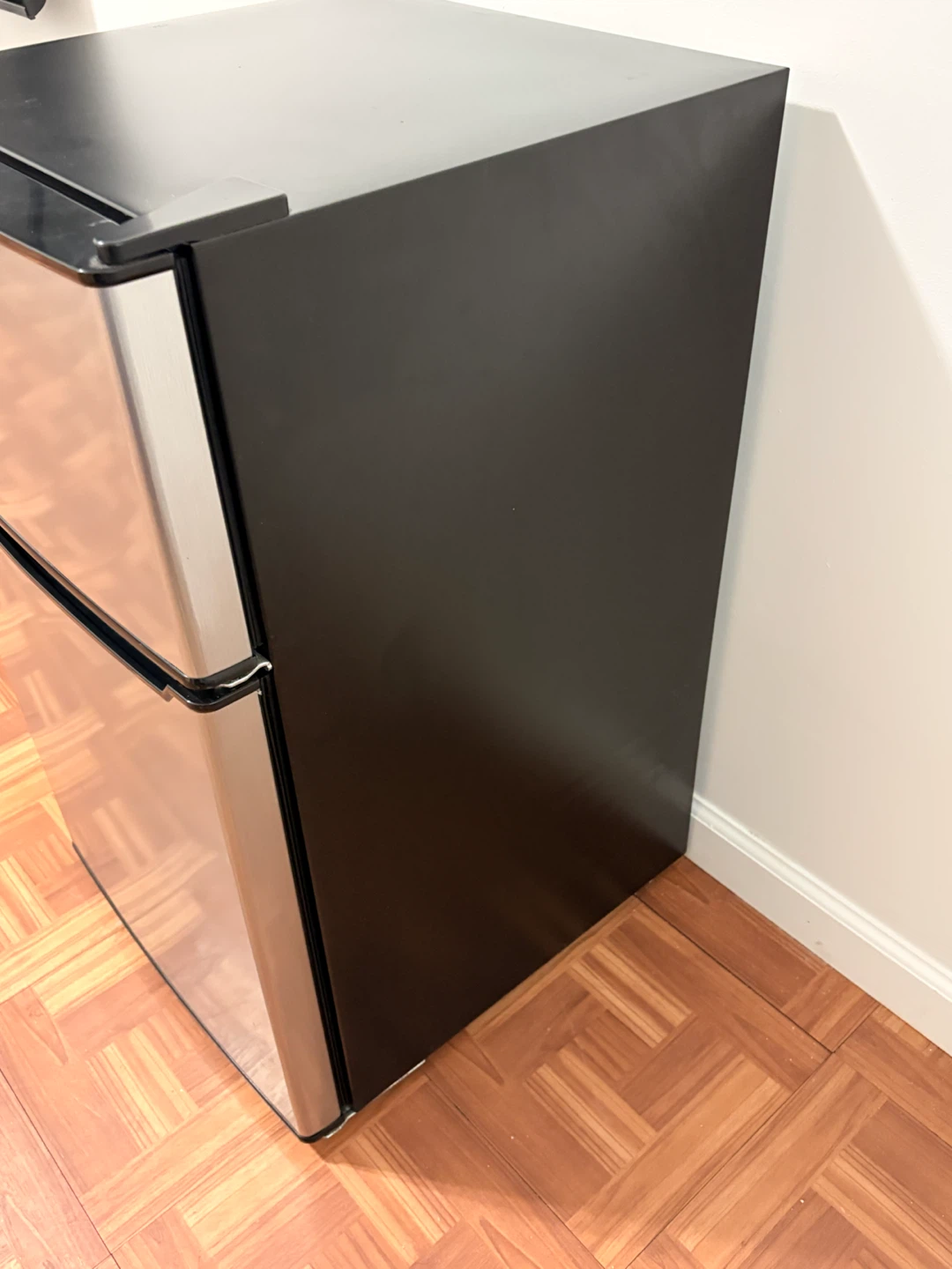 Galanz Mini Refrigerator - photo 3