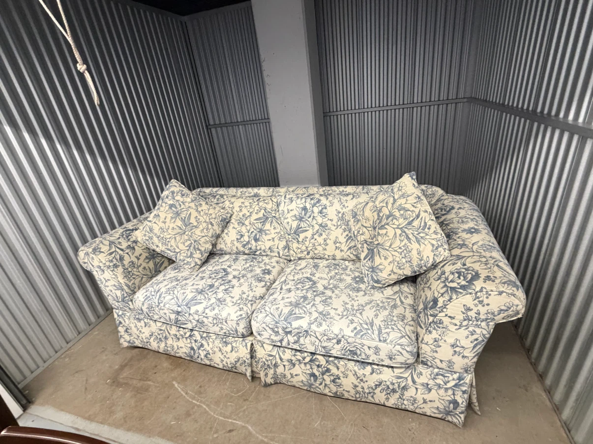 Beautiful Floral Accent Sofa – Vintage Style