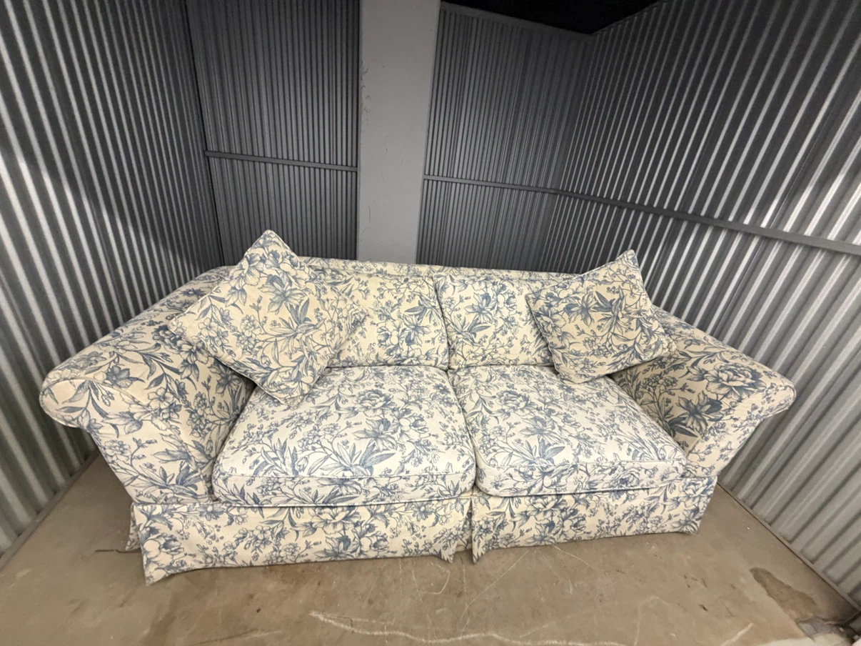 Beautiful Floral Accent Sofa – Vintage Style - photo 2