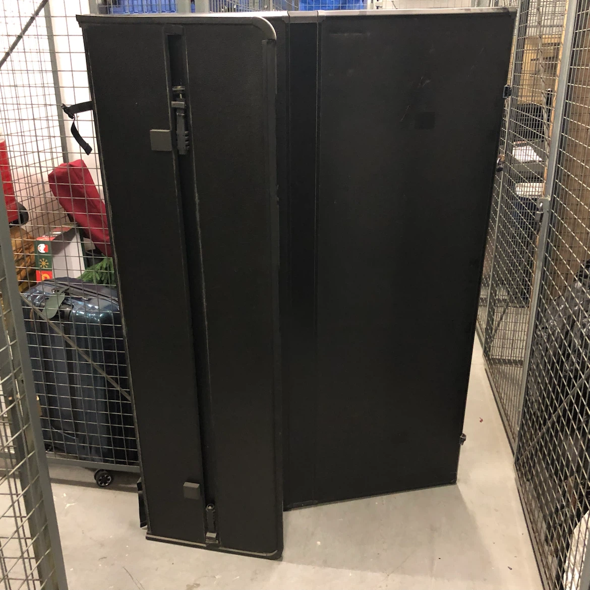 Black Tri-Fold Tonneau Cover - photo 2