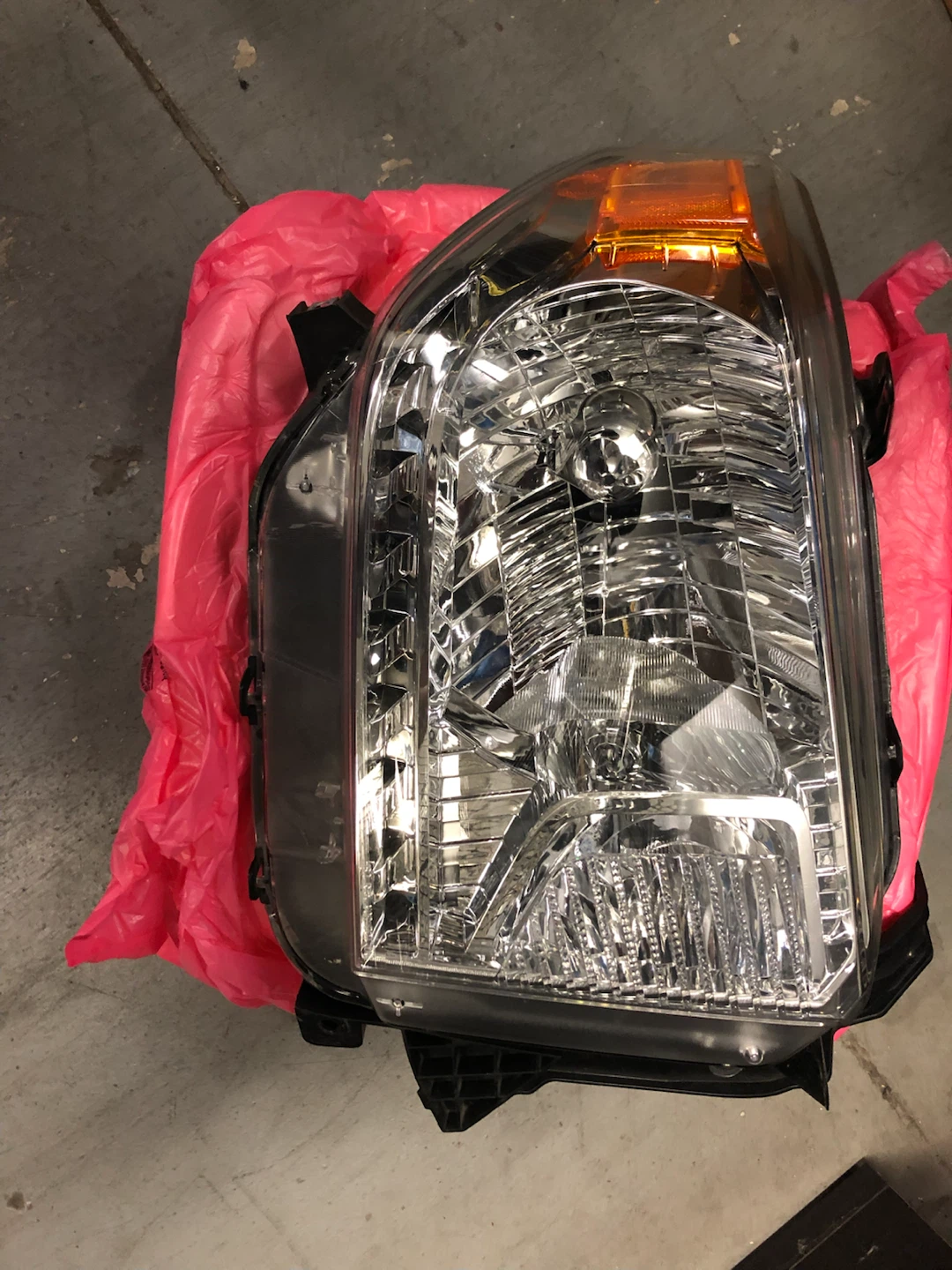 2015 Toyota Tundra Headlight Set - photo 2