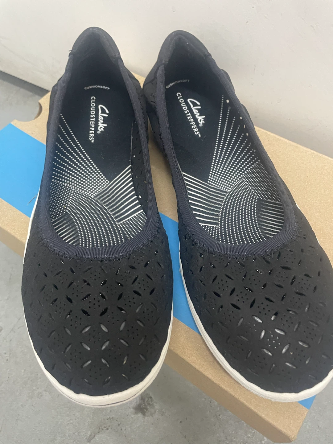 Brand New Clarks Women’s Breeze Roam Flats – Black (Size US 10)