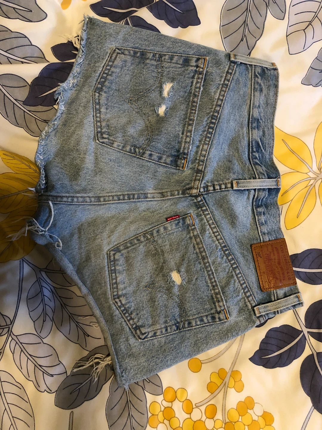Levi’s 501 Distressed Shorts (size 26) - photo 5
