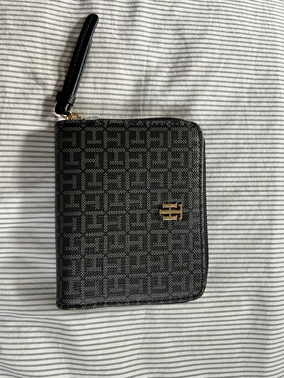 Tommy Hilfiger Zip Around Wallet
