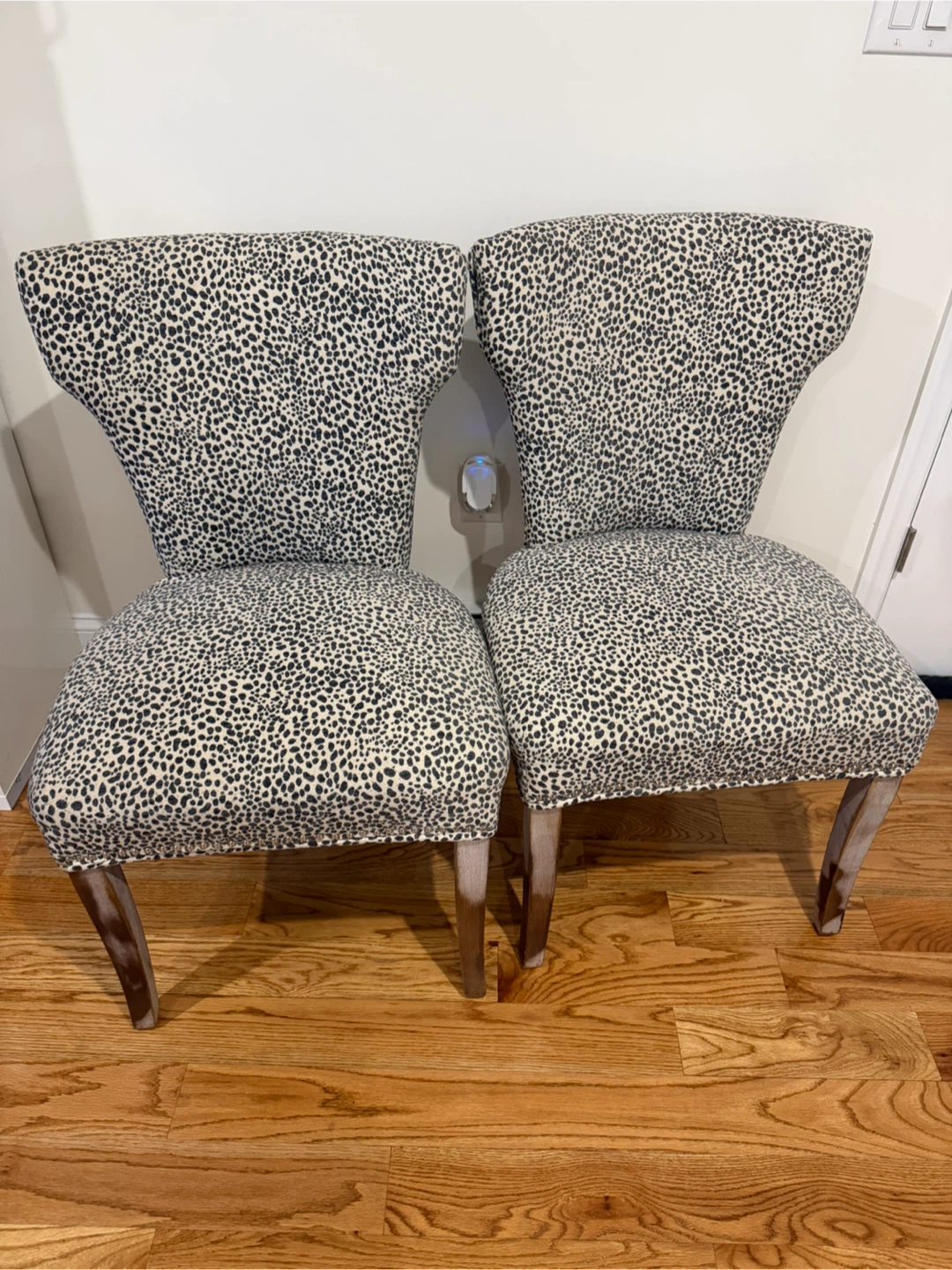 2 Pairs of Accent Chairs - photo 2