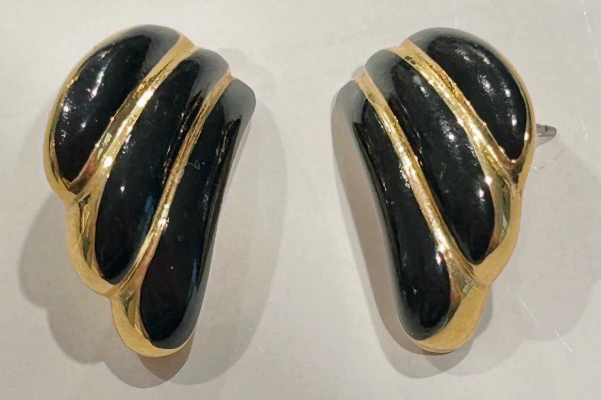 Pair of Curved and Wing Shaped Stud Earrings - photo 2