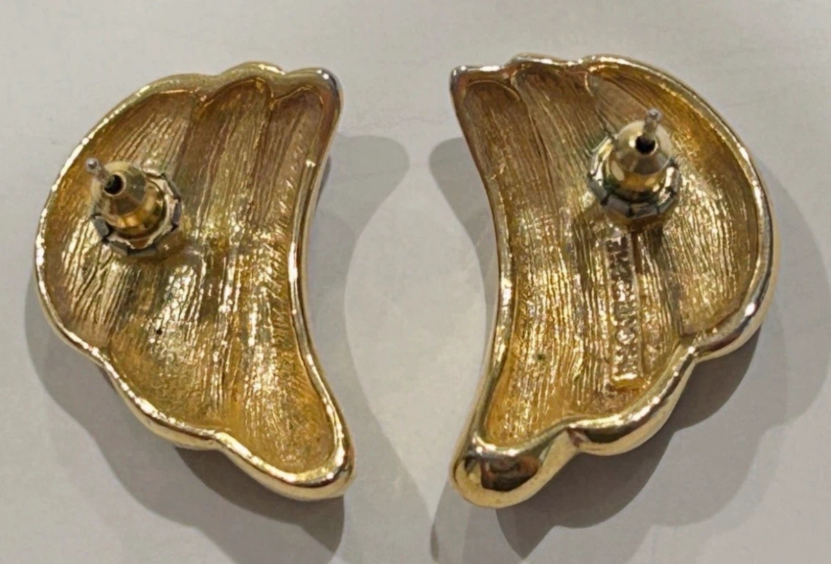 Pair of Curved and Wing Shaped Stud Earrings - photo 3