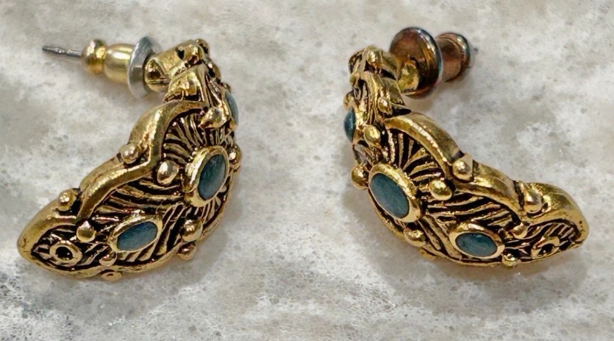 Pair of Curved and Wing Shaped Stud Earrings - photo 4