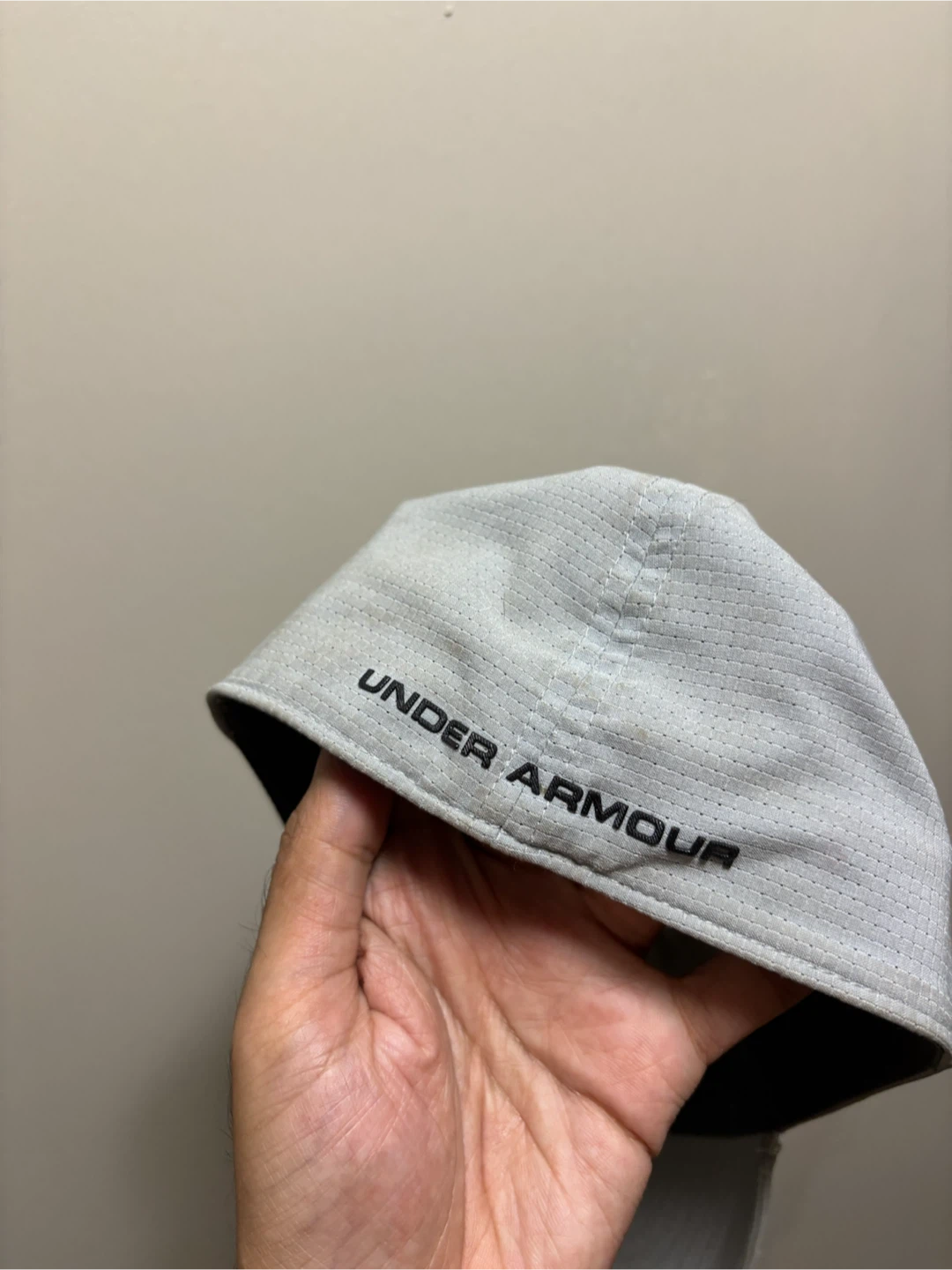 Under Armour Grey Cap in good condition - photo 3
