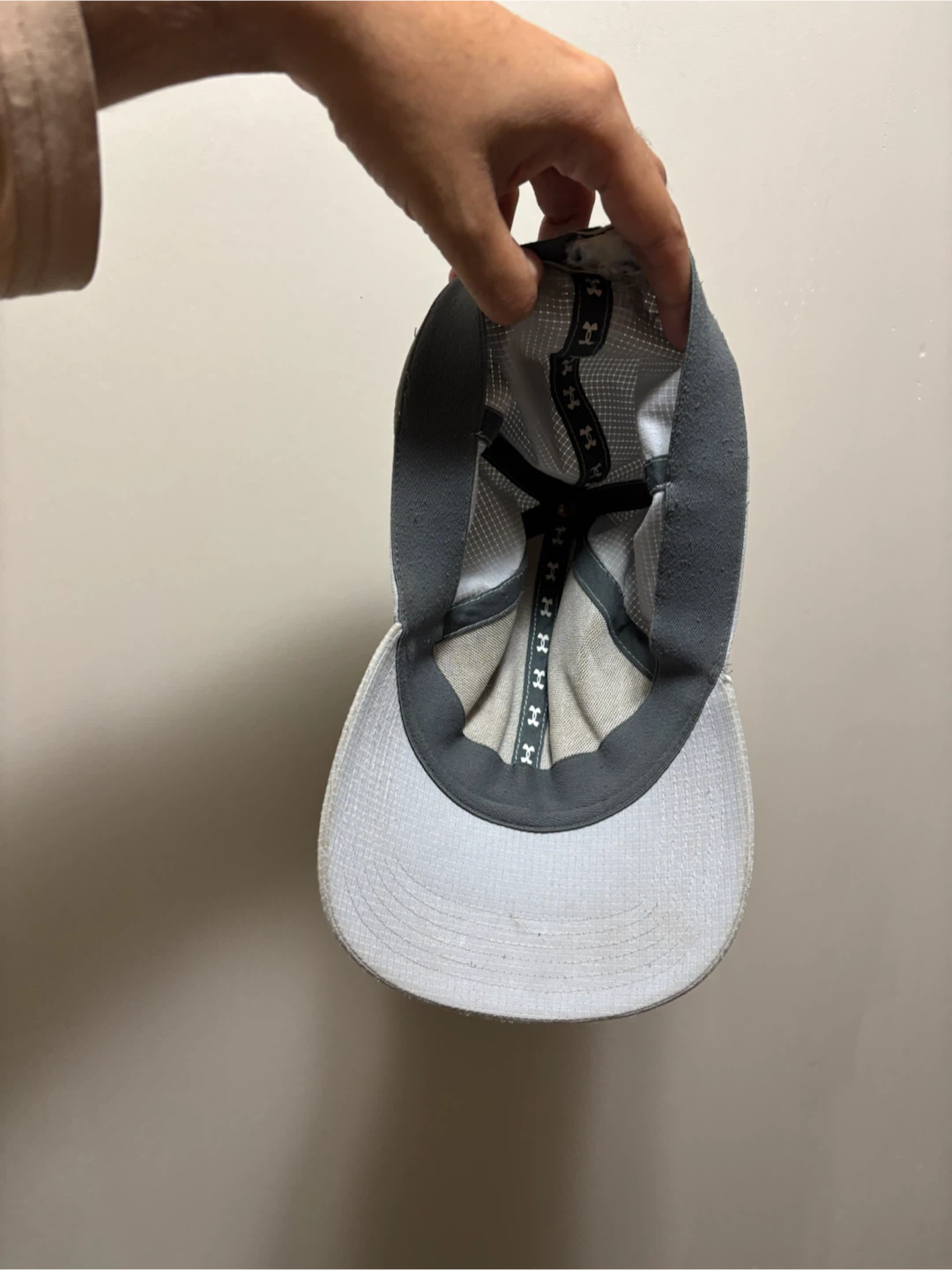 Under Armour Grey Cap in good condition - photo 5