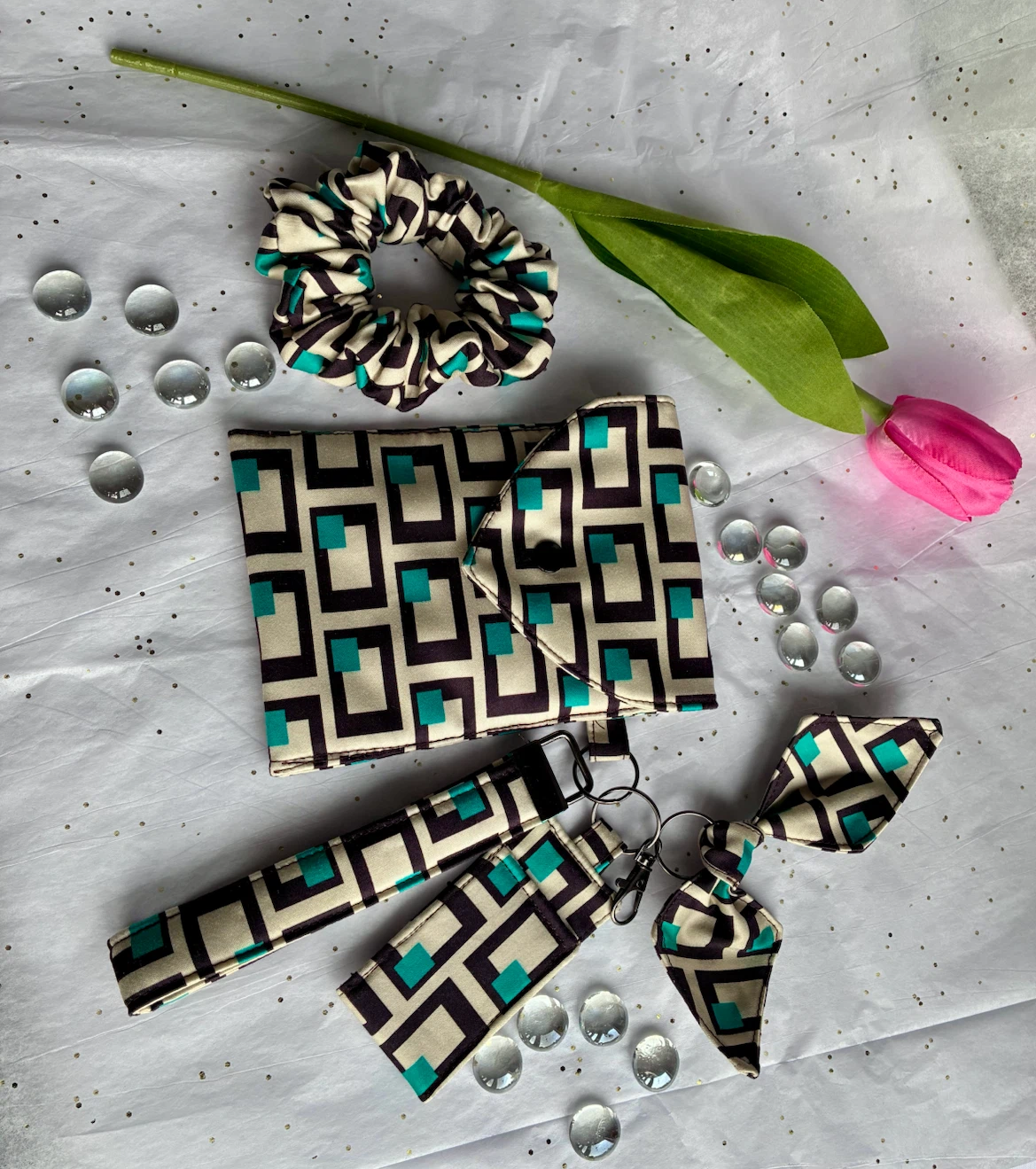 ✨ Handmade Fabric Treasures 〰️ Wristlets, Scrunchies & More ✨ - photo 3