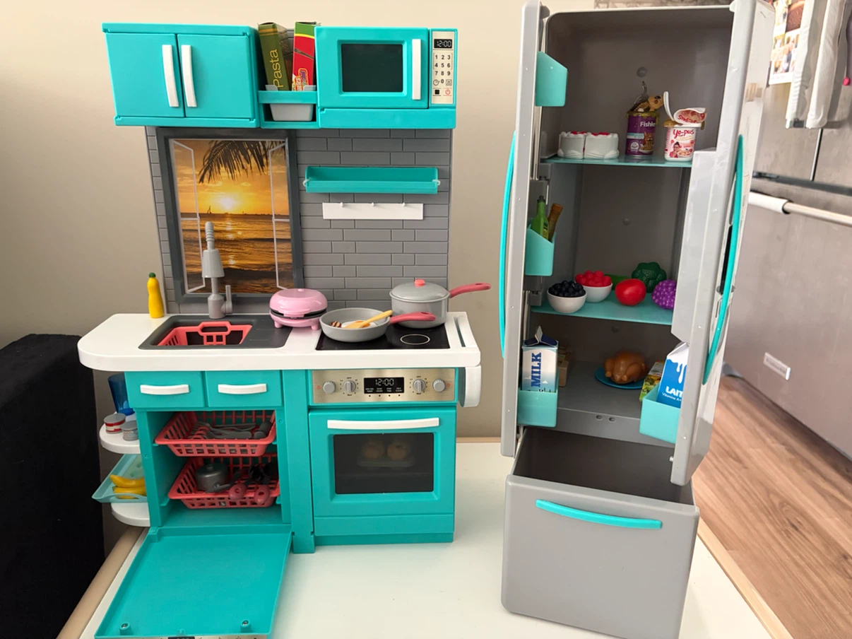 My life as kitchen set and fridge