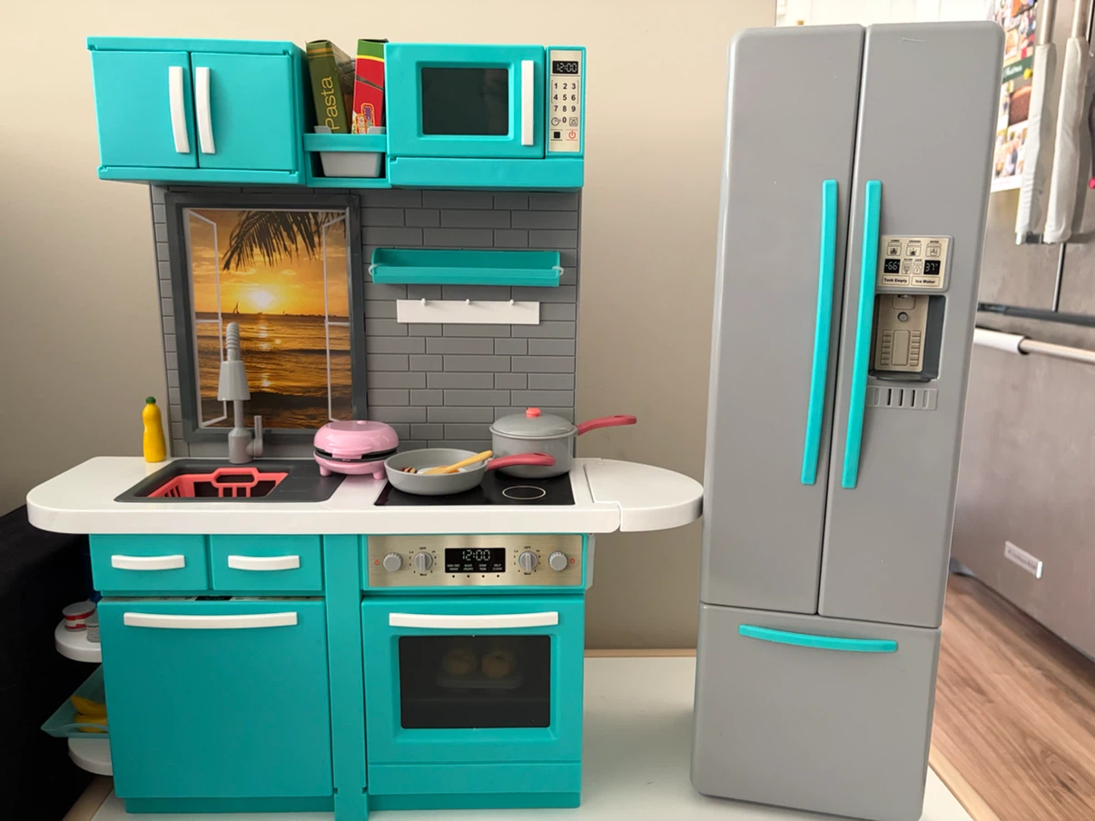 My life as kitchen set and fridge - photo 2