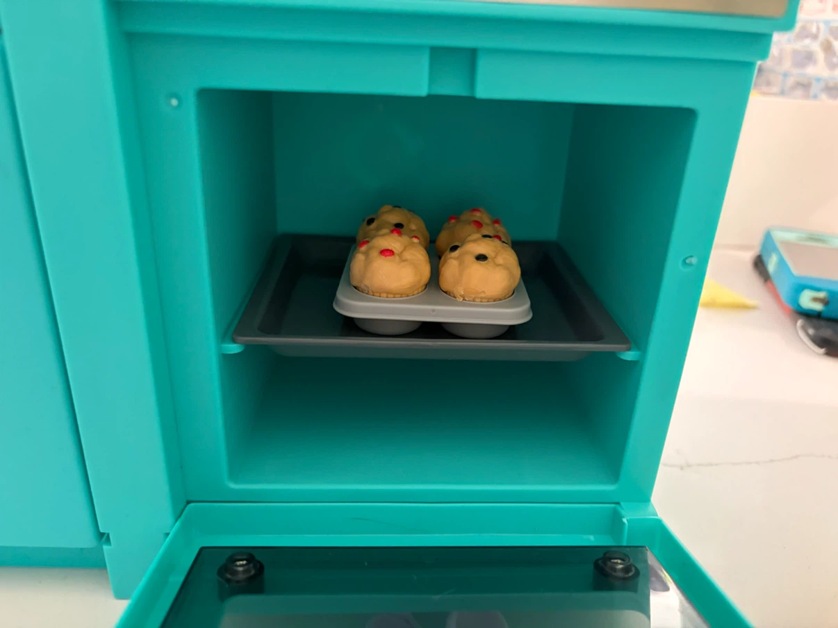 My life as kitchen set and fridge - photo 4
