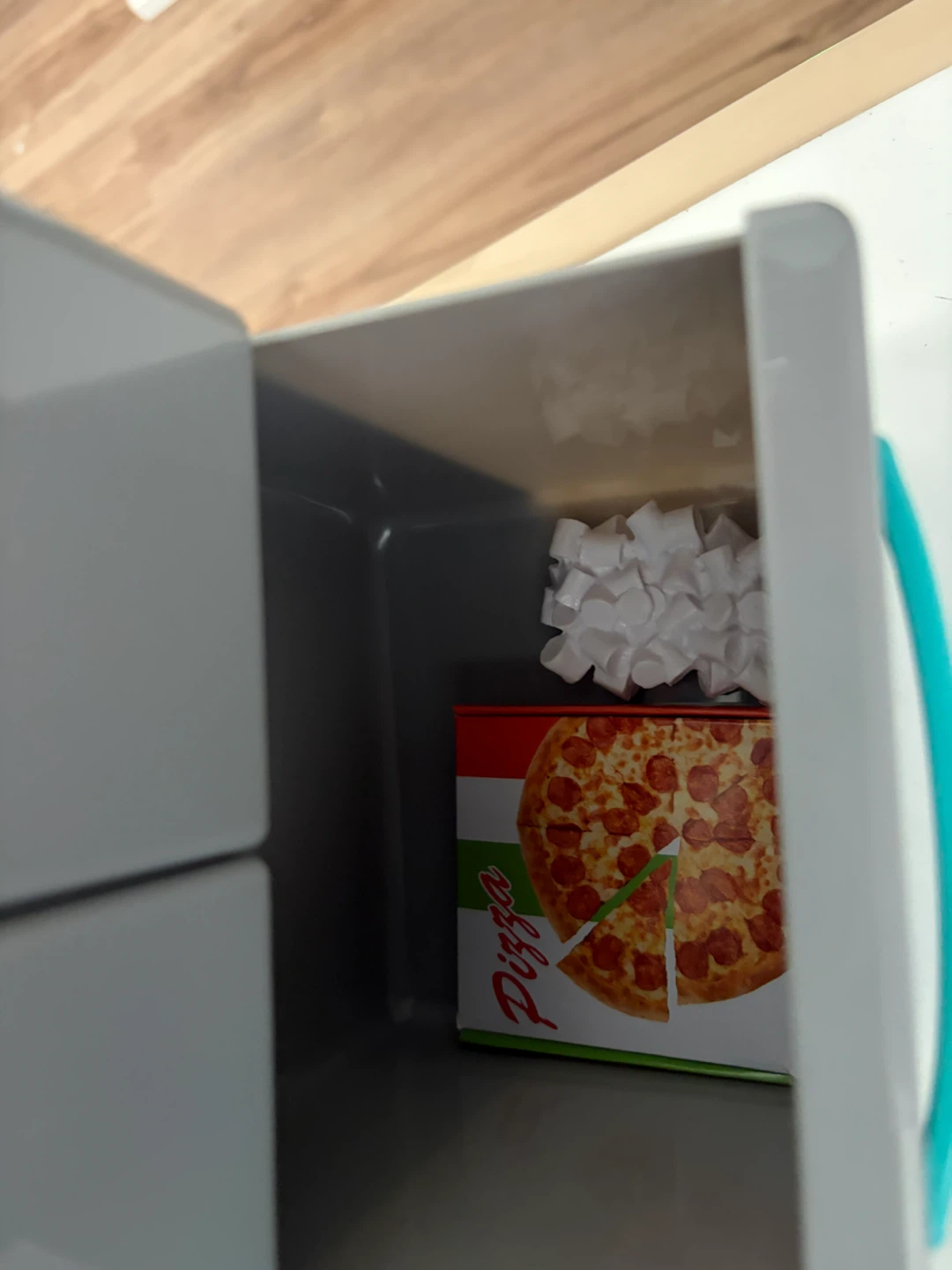 My life as kitchen set and fridge - photo 5