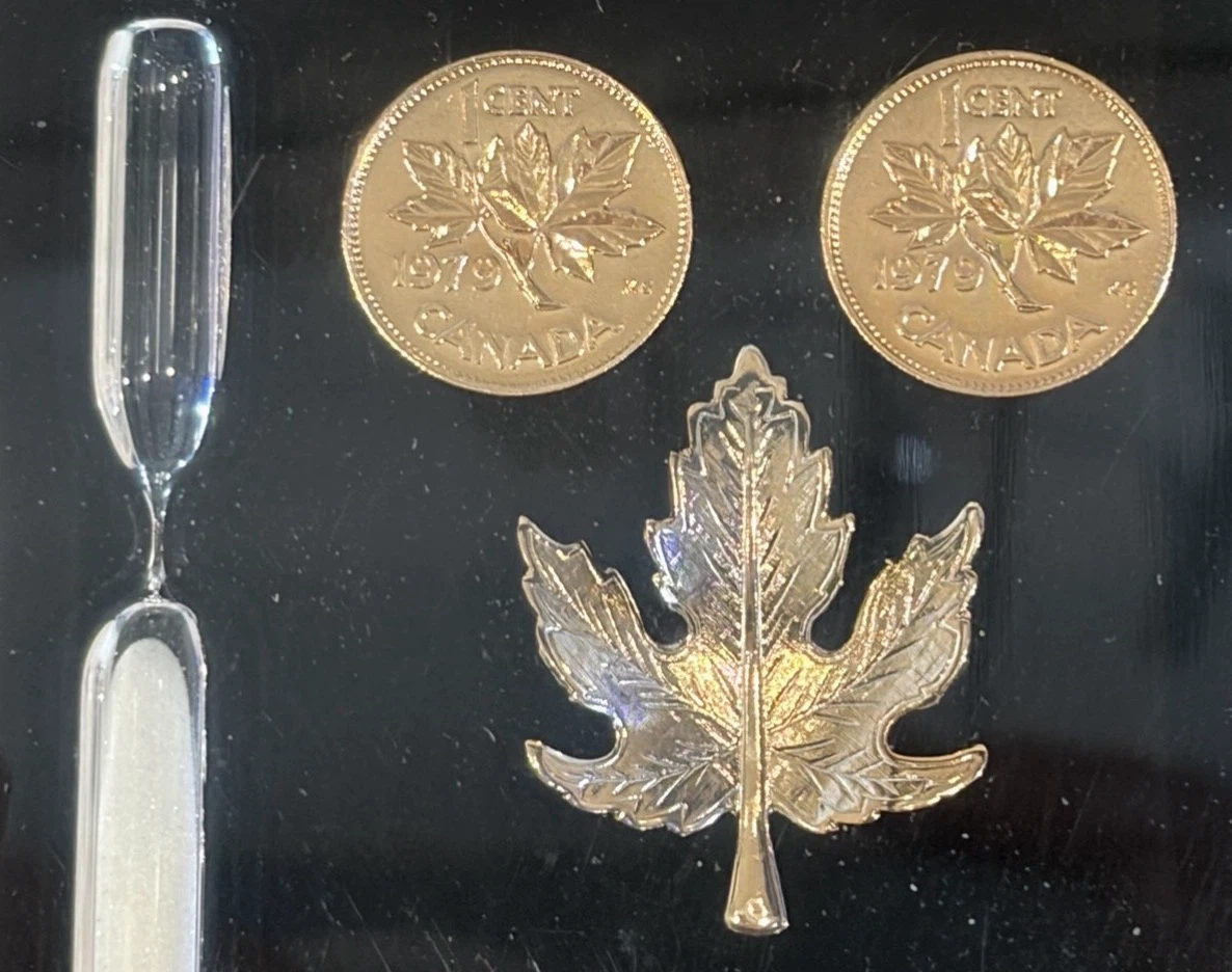 1979 Canada Penny Lucite Paperweight w/ Hourglass & Maple Leaf - photo 3