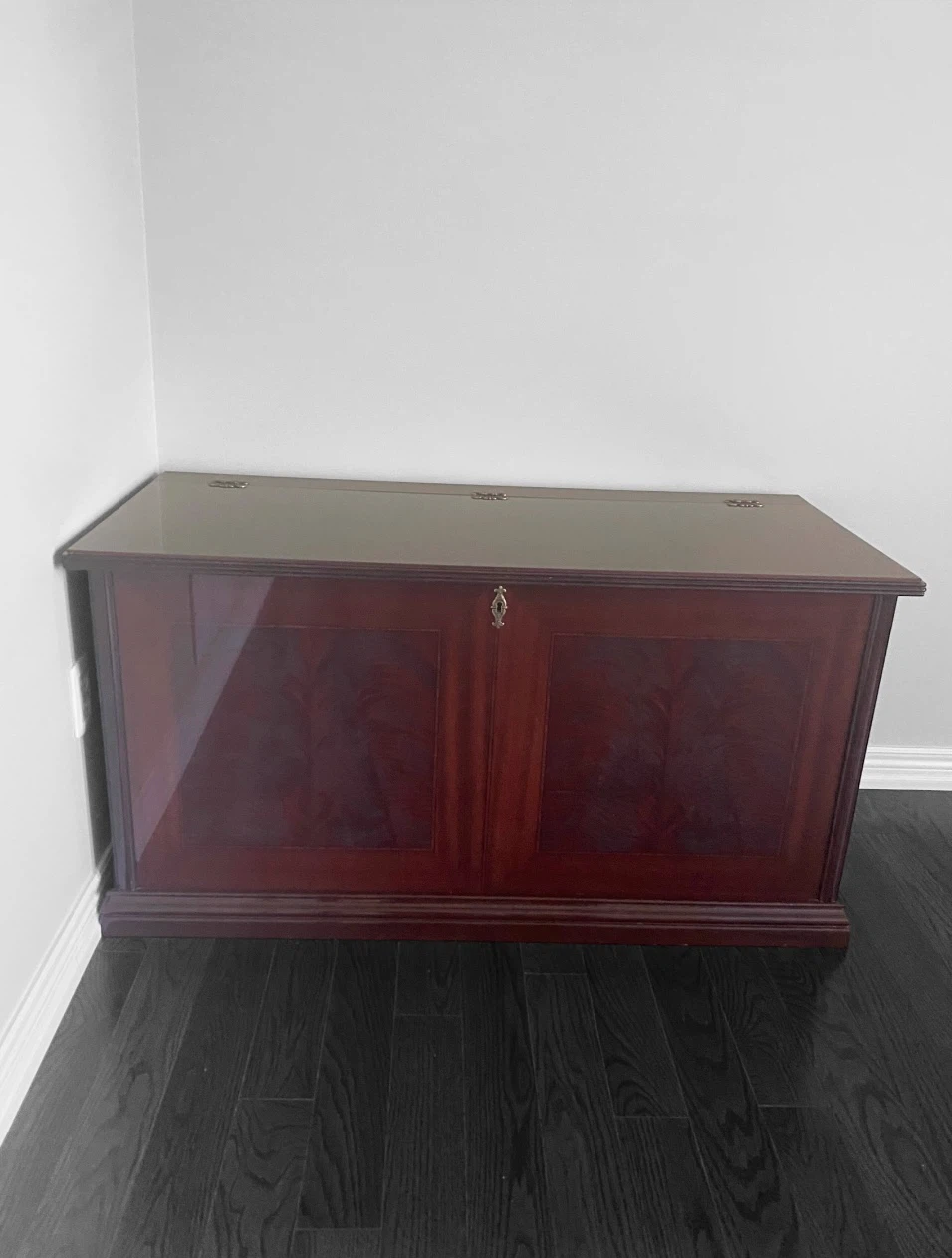 Traditional Mahogany Wooden Cedar Chest