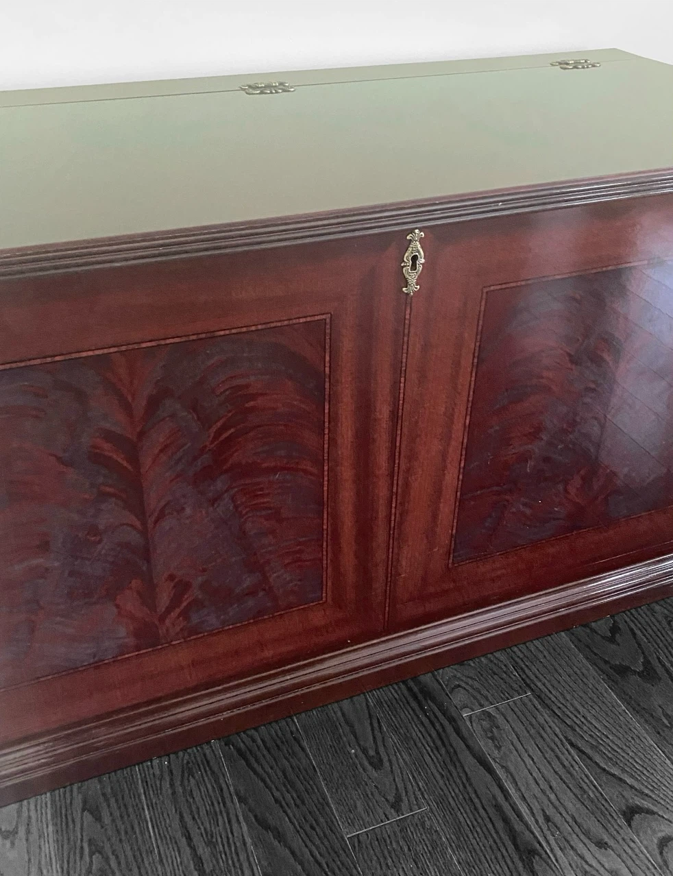 Traditional Mahogany Wooden Cedar Chest - photo 2