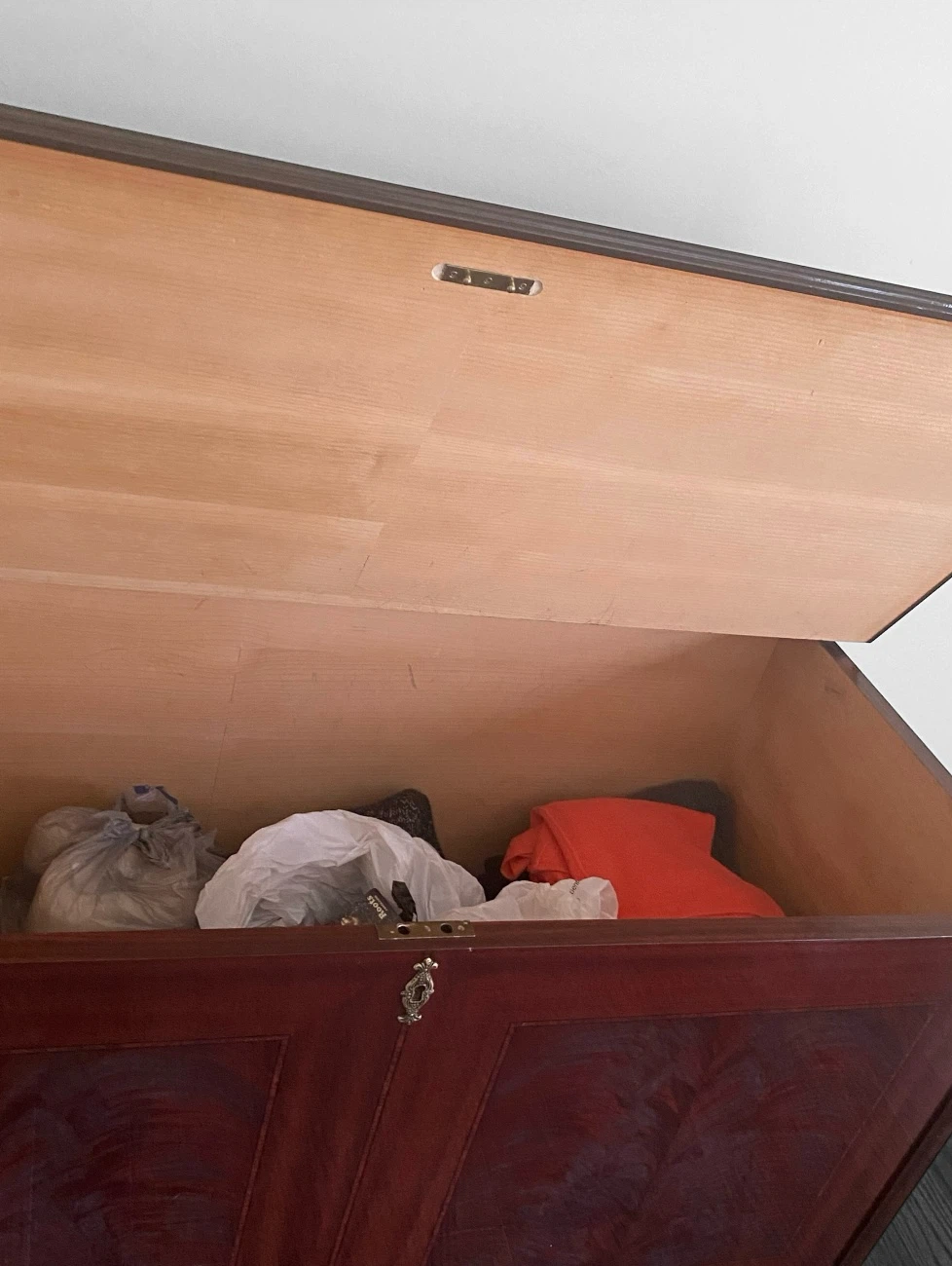 Traditional Mahogany Wooden Cedar Chest - photo 5