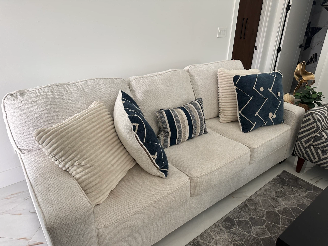 Cream coloured sofa with decorative pillows - photo 4
