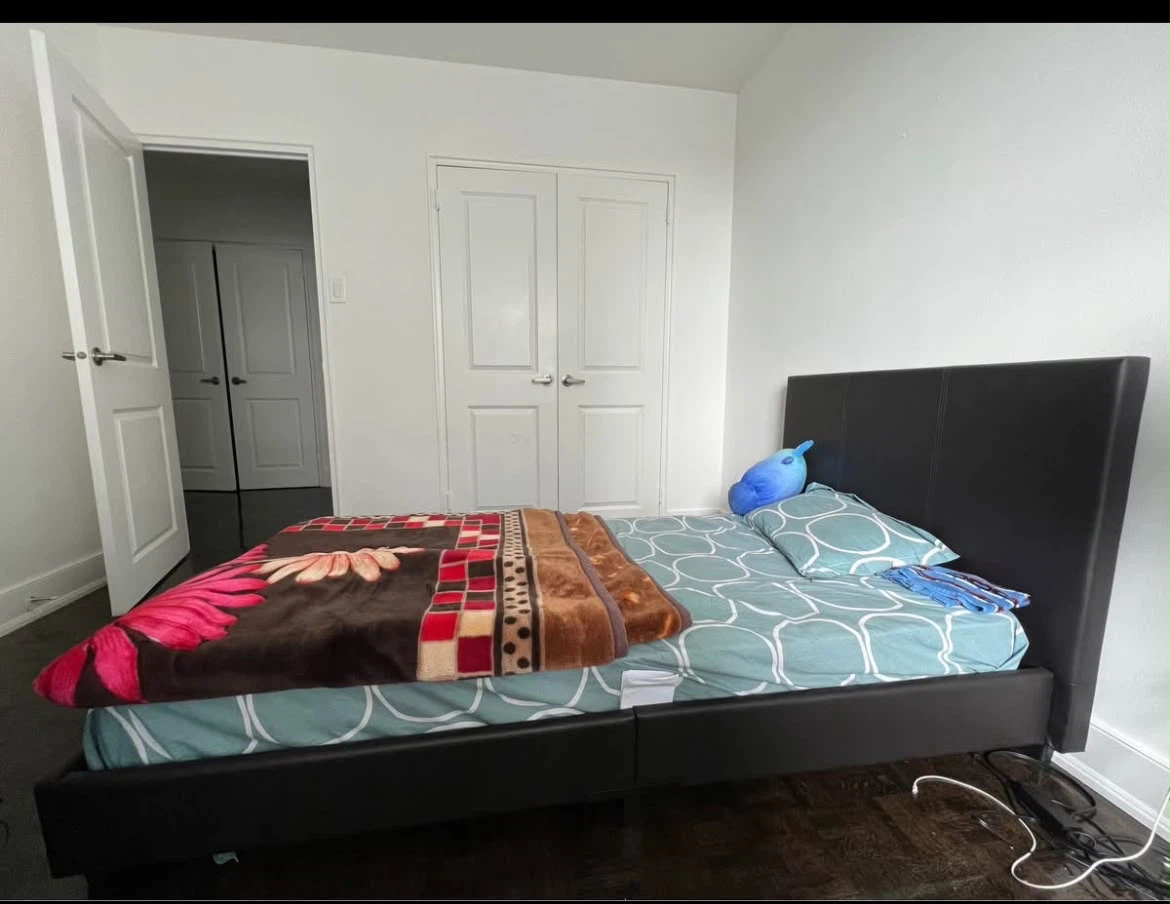 2 Twin Beds with Twin Mattresses Available