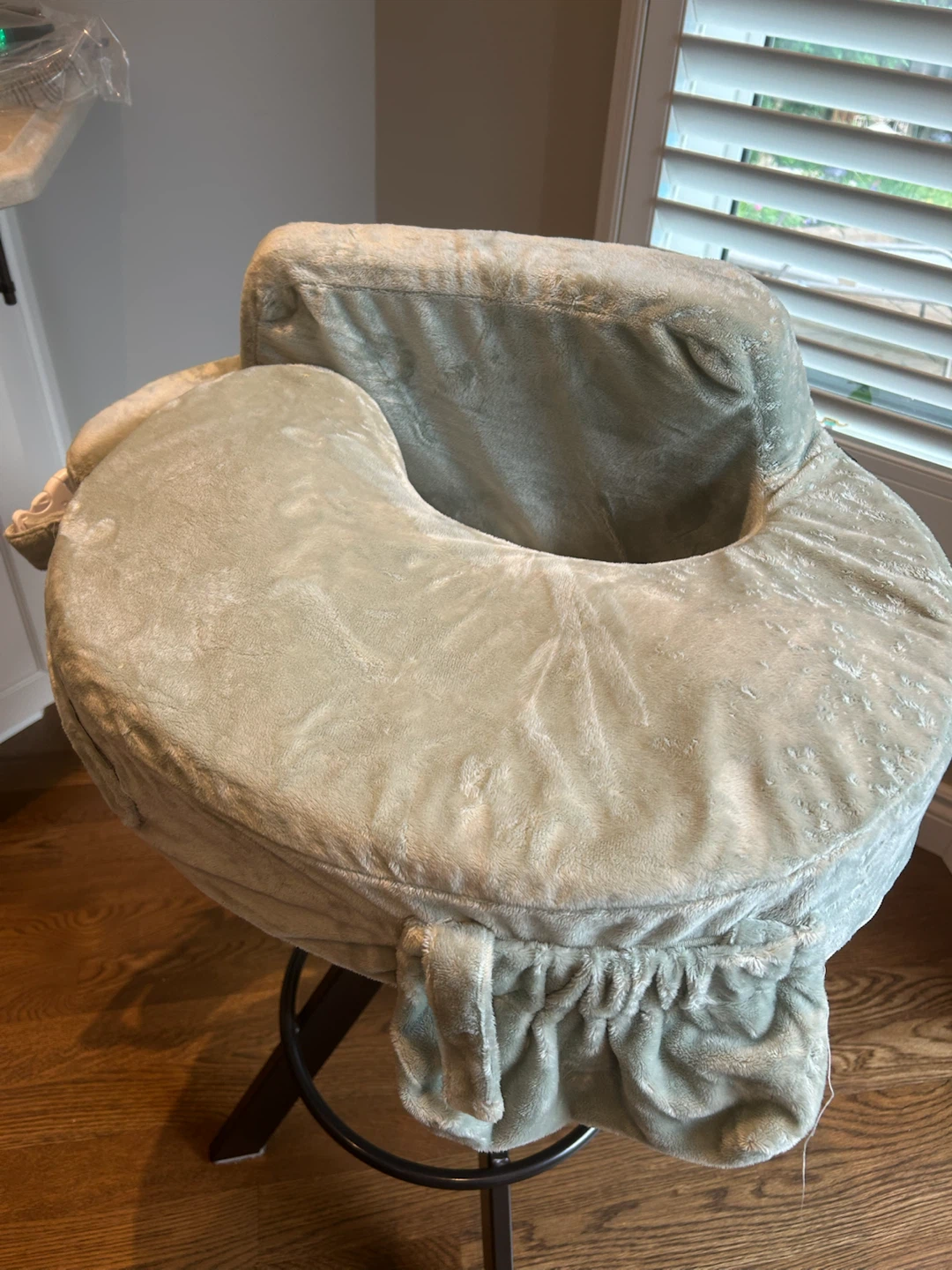 LIKE NEW BREST FRIEND NURSING PILLOW (SEE LISTING)