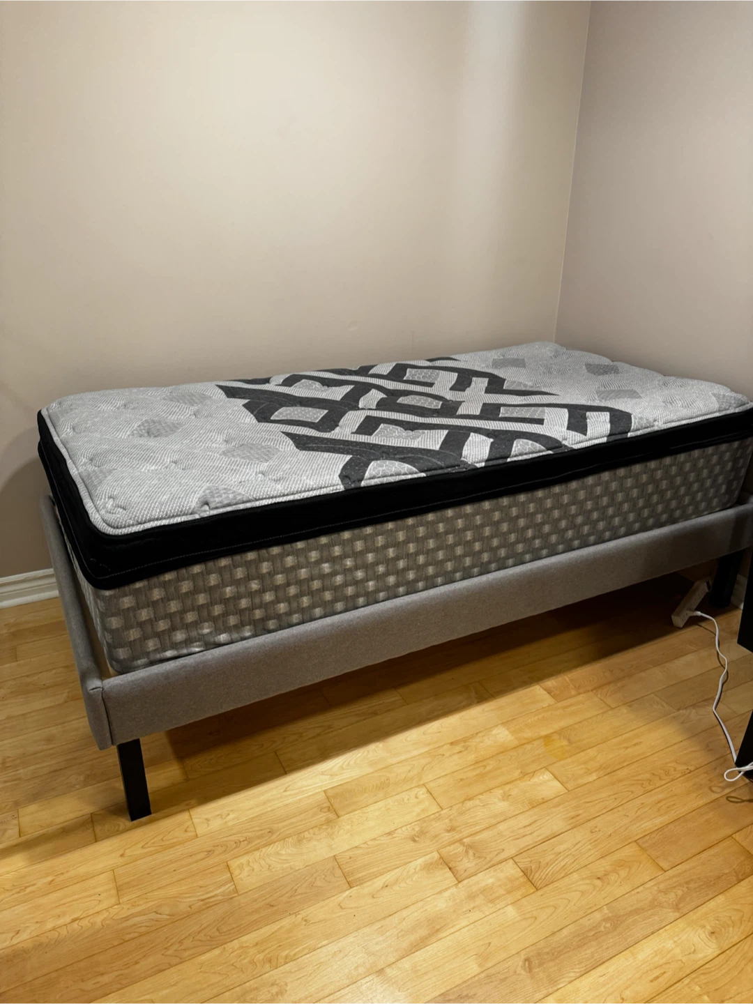 Beautyrest Single Mattress with bed frame - photo 2