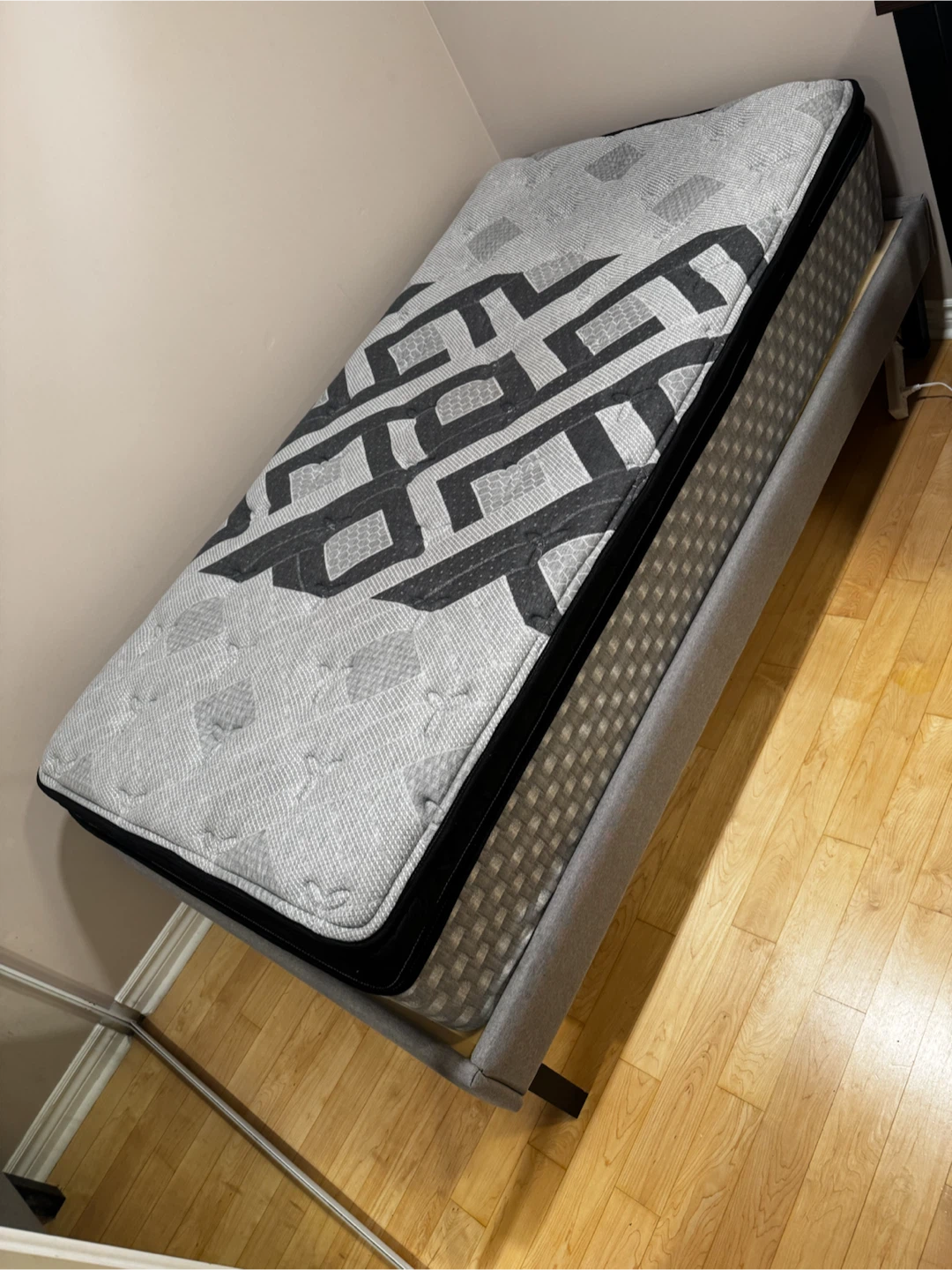 Beautyrest Single Mattress with bed frame - photo 3