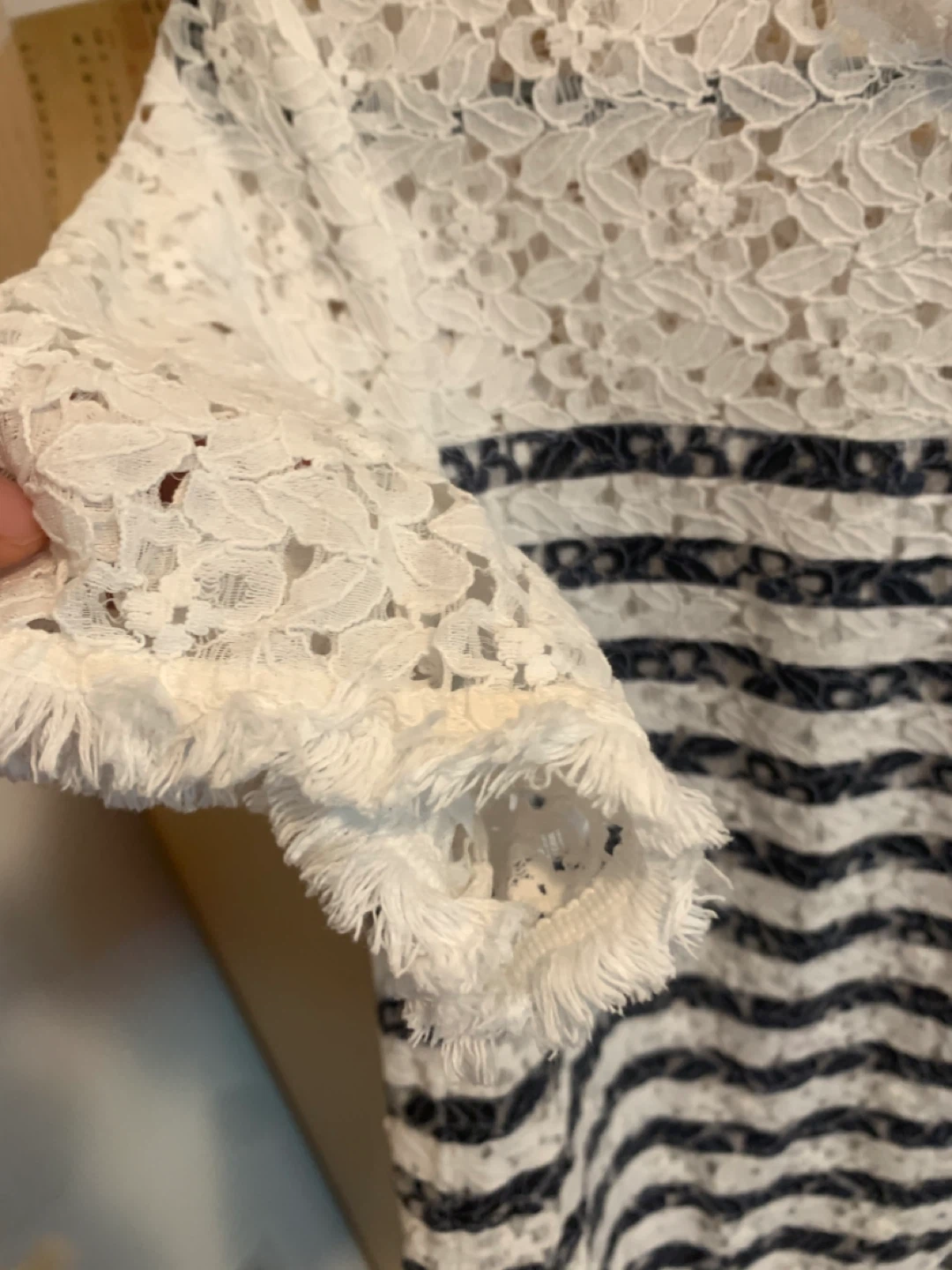 Size S Mo & Co White Lace & Striped Short Sleeve Top - photo 3