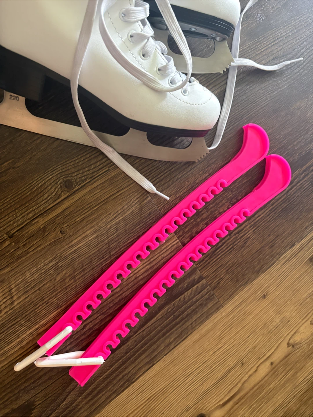 Figure Ice Skates (Size 220) with Pink Blade Guards - photo 4