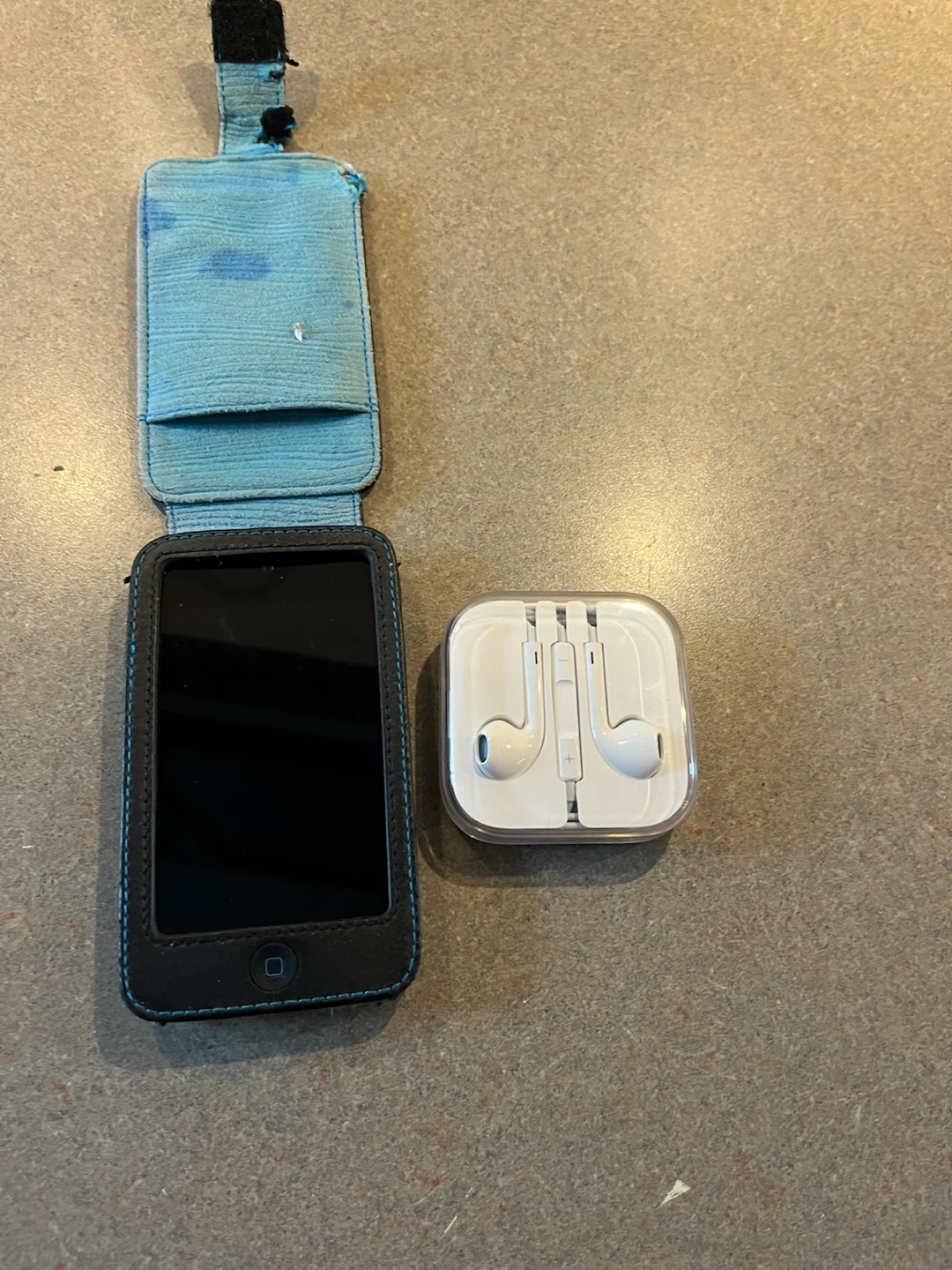 Apple iPod Touch 32GB is loaded with 670 songs + cord - photo 4